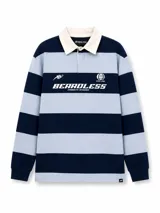 Remera tipo polo de manga larga con diseño de rayas horizontales anchas en azul marino y celeste. Presenta cuello camisero en color crema, cierre frontal con botones ocultos y estampado gráfico en el pecho con la marca Beardless.
