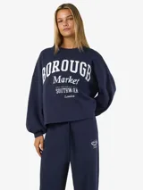 Buzo azul marino con estampado frontal blanco que dice "BOROUGH Market SOUTHWARK London". Tiene cuello redondo, mangas abullonadas con puños acanalados y ruedo acanalado.