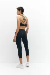 Calza capri deportiva color celeste, de tiro alto y corte ajustado.