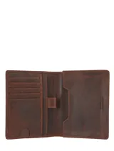 Portapasaporte de cuero natural color marrón, con diseño plegable, ranuras para tarjetas y pasador para lápiz. Cuenta con tecnología RFID para protección de datos personales.