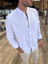 Camisa blanca de lino con cuello mao y botones de madera.