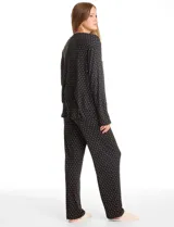 Conjunto de pijama compuesto por una remera de manga larga con escote en V, abertura frontal con botones y bolsillo aplicado, y un pantalón con cintura elástica y lazo de ajuste. Presenta un estampado animal print en tonos neutros.