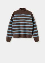 Sweater de punto con diseño de rayas horizontales en tonos marrón y celeste, cuello alto y manga larga. Presenta un corte oversize y acabado suave.
