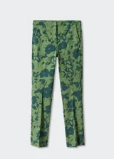Pantalón de vestir de corte skinny con estampado floral en tonos verde claro y verde oscuro. Presenta tiro medio, trabillas para cinturón, cierre con cremallera y botón, y bolsillos laterales y traseros. Confeccionado en tejido fluido con forro interior.