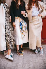 Zapatillas urbanas plateadas con glitter, puntera y talón en cuero blanco, cordones de raso verde esmeralda y suela blanca.