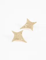Par de caravanas plateadas con forma de estrella de cuatro puntas y textura irregular.
