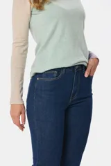 Pantalón de jean skinny de tiro medio, color celeste claro, con efecto desgastado y costuras en contraste.