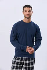 Pijama de hombre compuesto por una remera de manga larga azul marino y un pantalón a cuadros en tonos azul marino, blanco y negro.