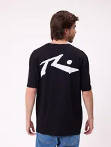 Remera de algodón color negro con estampado del logo de la marca en color blanco en la espalda. Presenta un corte regular fit, cuello redondo y mangas cortas.