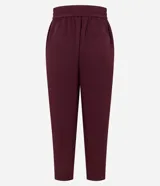 Pantalón de crepé rojo, modelo estilo pijama, de corte fluido, con cintura elástica y lazo de ajuste con terminales metálicas. Cuenta con bolsillos laterales y cierre frontal con cremallera y botón.