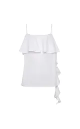 Blusa blanca de tirantes finos con volados en el escote y lateral, corte fluido.