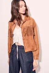 Camisa color camel de gamuza vegana con corte oversize y flecos en el pecho.