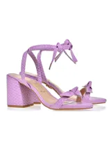 Sandalias de cuero sintético con estampado de piel de serpiente color verde, con taco cuadrado y tira delantera con nudo.