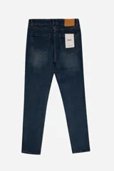 Jean de corte recto Brooksfield, color negro, con diseño clásico de cinco bolsillos, cierre frontal con botón y remaches metálicos.