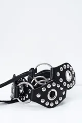 Cinto de cuero sintético negro con múltiples tiras horizontales y argollas metálicas.