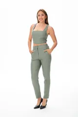 Top verde musgo de algodón y elastano, con breteles anchos y escote cuadrado.