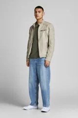 Sweater de punto color verde oliva, de manga larga y cuello redondo.