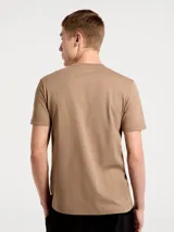 Camiseta de manga corta color rojo con cuello en V.