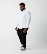 Camisa blanca de algodón, corte slim fit, manga larga y cuello clásico.