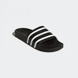 Sandalias Adidas Adilette de color negro con la clásica tira superior texturizada decorada con tres franjas blancas y plantilla contorneada.
