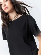 Remera corta negra de manga corta y cuello redondo.