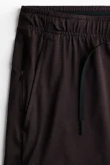 Short deportivo de tejido funcional con tecnología DryMove para absorción de sudor. Presenta corte estándar, cintura elástica con cordón de ajuste, bolsillos laterales al bies, un bolsillo con cierre y aberturas en el bajo.