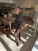Jean de corte carrot color chocolate, confeccionado en denim con elastano. Presenta un diseño de tiro medio con ajuste holgado en la cadera y pierna que se estrecha hacia el tobillo.
