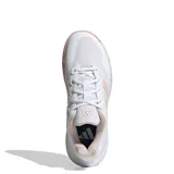 Championes deportivos Adidas modelo Game Court 2, diseñados para tenis, en color blanco con detalles en rosado suave. Presentan una estructura de malla transpirable con refuerzos sintéticos y suela de goma con patrón de agarre.
