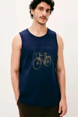Musculosa Hering de color amarillo claro, con cuello redondo y estampa frontal fotográfica de un paisaje marino con texto.