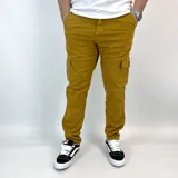 Pantalón cargo de gabardina color mostaza, con bolsillos laterales y corte recto.