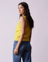 Musculosa tejida color naranja, de hilado fino y cuello redondo.