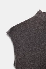 Top sin mangas confeccionado en tejido soft de textura suave, con cuello alto y corte recto.