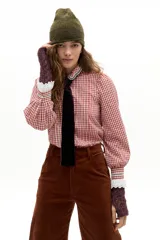 Camisa de algodón con estampado de cuadros vichy en tonos rojizos. Presenta cuello con terminación bordada, mangas largas con puños detallados con encaje y alforzas en el frente.