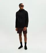 Campera deportiva Get Over de tejido técnico resistente al agua, color bordó. Presenta capucha ajustable con cordones, cierre frontal con cremallera, bolsillos laterales y un bolsillo adicional en el pecho, todos con cierre.