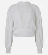 Blusa de viscosa color blanco con cuello alto, mangas largas con puños ajustados y detalles de encaje bordado en el frente y en los puños.