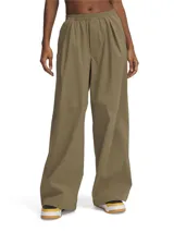 Pantalón Under Armour Unstoppable Woven Parachute color verde militar, de corte holgado y pierna ancha, confeccionado en tejido elástico ripstop con tecnología UA Storm que repele el agua. Cuenta con cintura elástica integrada, bolsillos laterales abiertos y ajuste con cordón en el bajo.