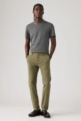 Pantalón chino color verde oliva, de corte slim, con tiro medio y confeccionado en tela sin elasticidad.