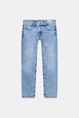 Jeans de tiro medio y corte cigarette (pierna recta y ajustada al tobillo), color celeste claro con efecto lavado y desgastado. Presenta cinco bolsillos y cierre frontal con cremallera y botón.