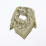 Foulard cuadrado de gran tamaño con estampado floral y borde geométrico en tonos verde oliva y crema.