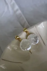 Aros colgantes con perlas de río circulares y base dorada.