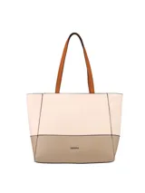 Bolso tipo shopper de diseño bicolor, con cuerpo superior en tono crema y base en tono arena. Cuenta con asas largas en color marrón y logo metálico de la marca en la parte frontal.