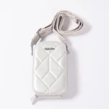 Porta celular rectangular de diseño acolchado con costuras geométricas, color plateado. Cuenta con cierre superior y correa larga ajustable con estampado sutil. Incluye logo metálico de la marca en el frente.