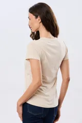 Remera básica de algodón color negro, con cuello redondo y mangas cortas de corte clásico.