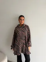 Canguro de viscosa con capucha, mangas largas abullonadas y diseño oversize con estampado animal print tipo cebra en tonos marrón y negro.