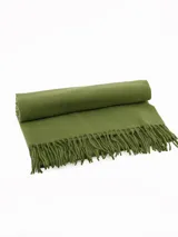 Pashmina de textura suave en color gris, con diseño rectangular y terminaciones con flecos en los extremos.