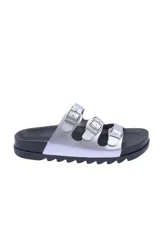 Sandalias plateadas con tres tiras horizontales ajustables con hebillas metálicas y suela de goma negra.