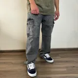 Jean cargo de corte mega oversize en denim azul lavado, con bolsillos laterales tipo cargo y costuras reforzadas.