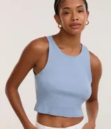 Top cropped sin mangas, color marrón oscuro, de corte ajustado al cuerpo y cuello redondo. Presenta textura acanalada.