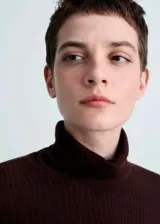 Jersey de punto fino con diseño acanalado, corte ajustado, cuello alto y manga larga.