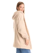 Cardigan de textura tipo sherpa o corderito, color beige, con diseño abierto sin botones, mangas largas con puños elásticos y capucha integrada. Presenta bolsillos laterales diagonales y un corte holgado.